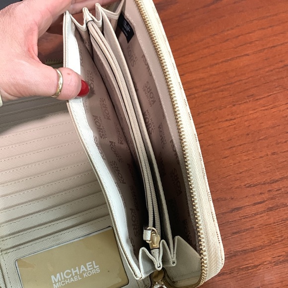 Michael Kors wallet/clutch - Picture 6 of 6